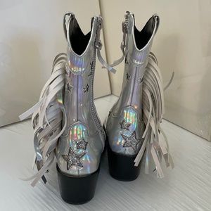 Holographic boots